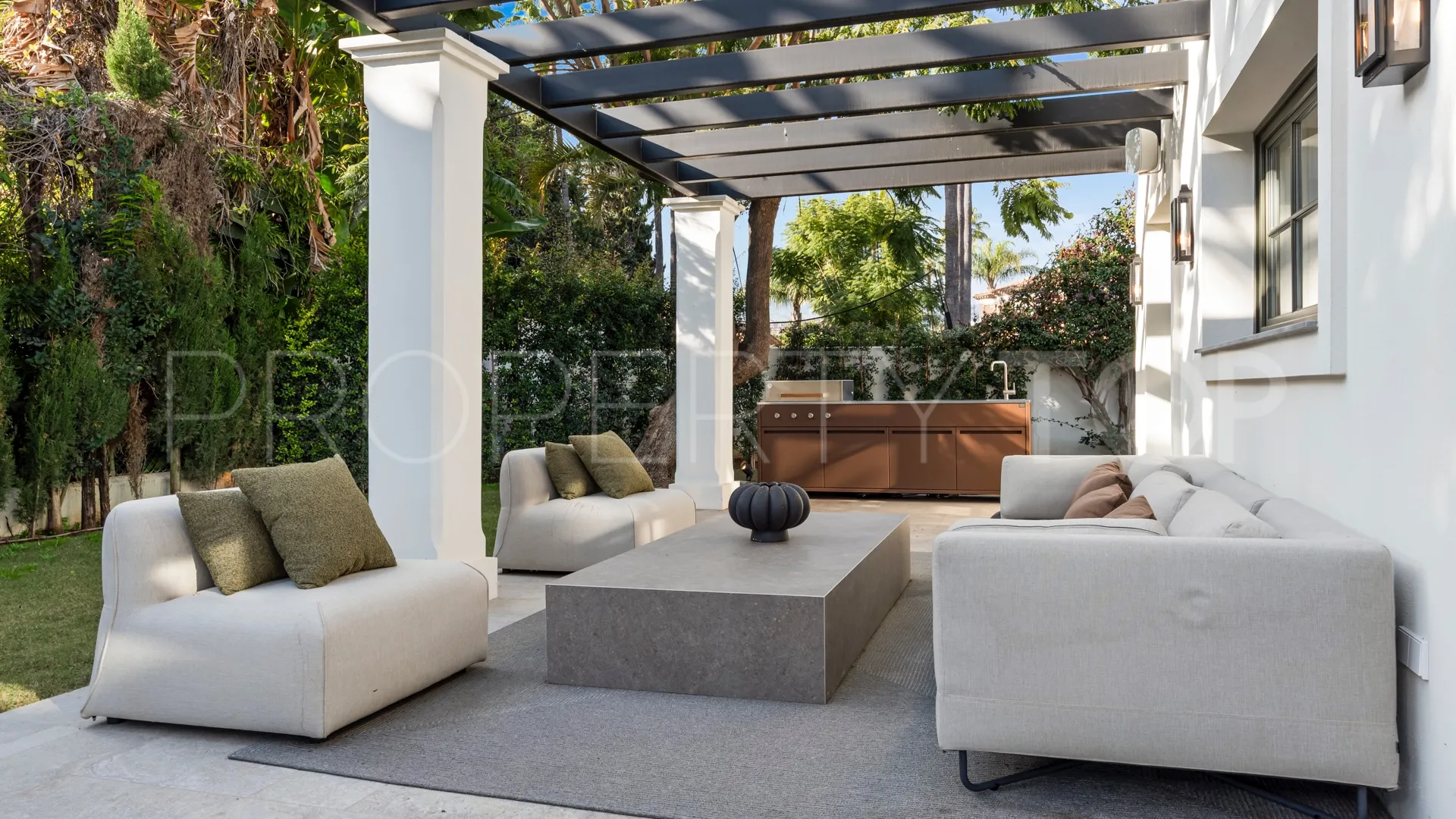 For sale Nueva Andalucia villa with 5 bedrooms