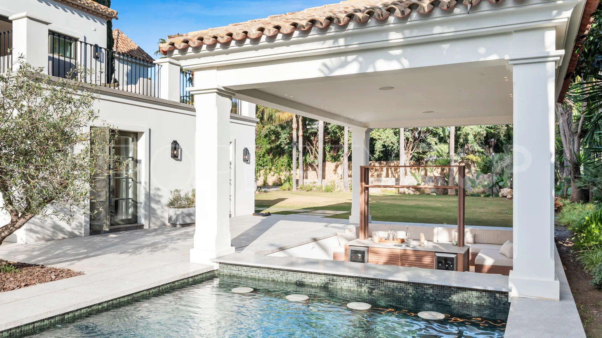 For sale Nueva Andalucia villa with 5 bedrooms