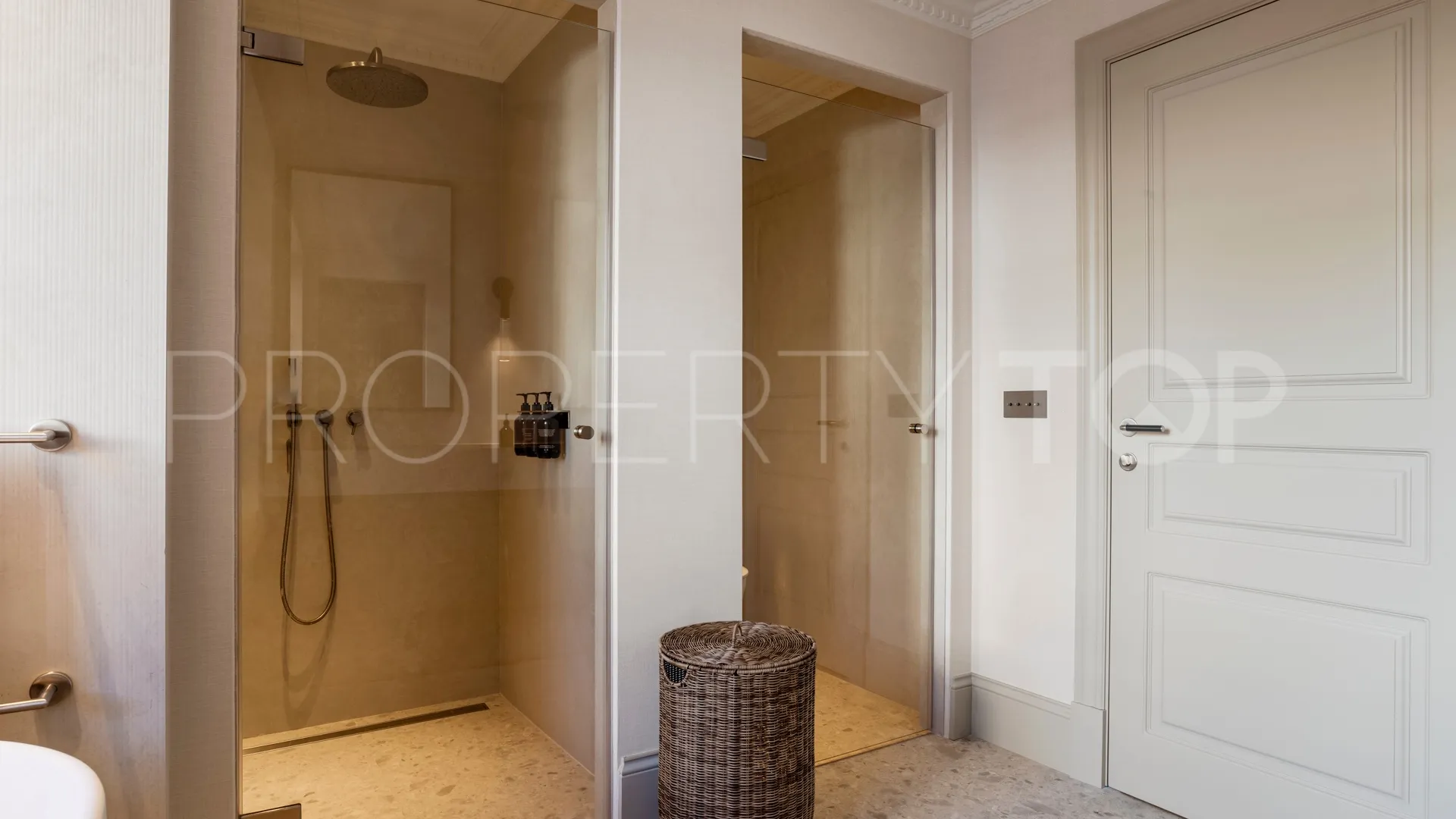 For sale Nueva Andalucia villa with 5 bedrooms