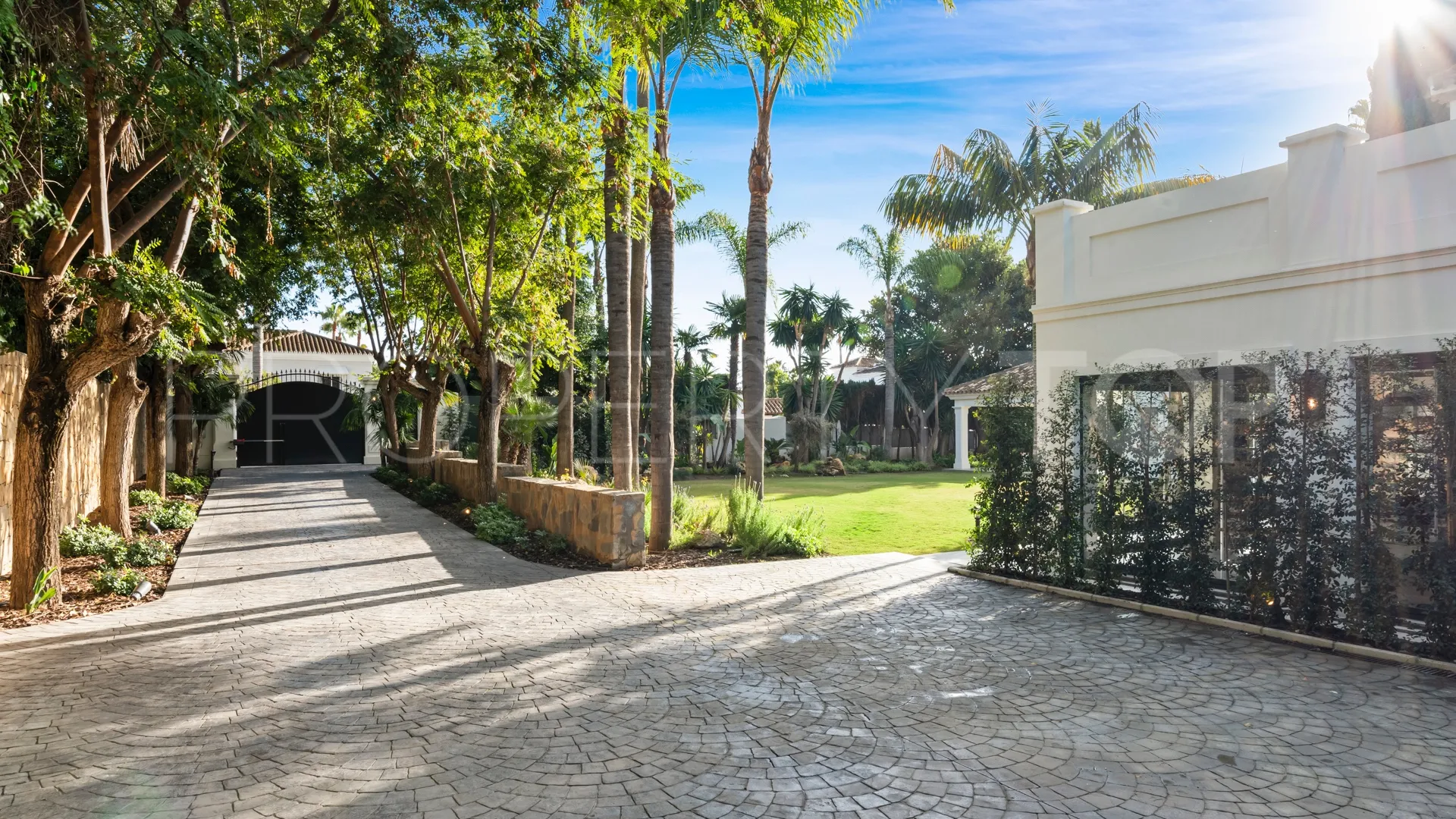 For sale Nueva Andalucia villa with 5 bedrooms