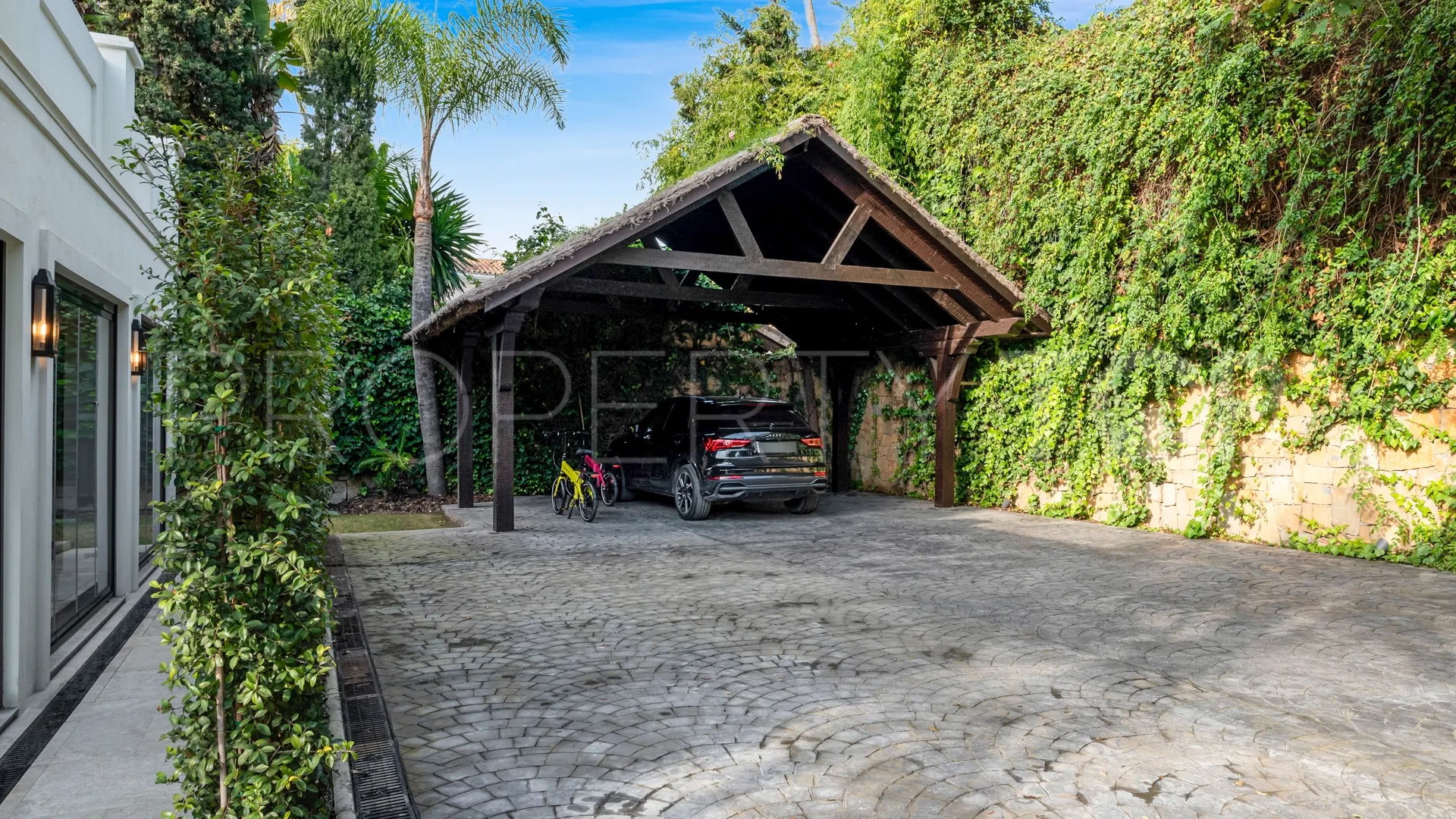 For sale Nueva Andalucia villa with 5 bedrooms