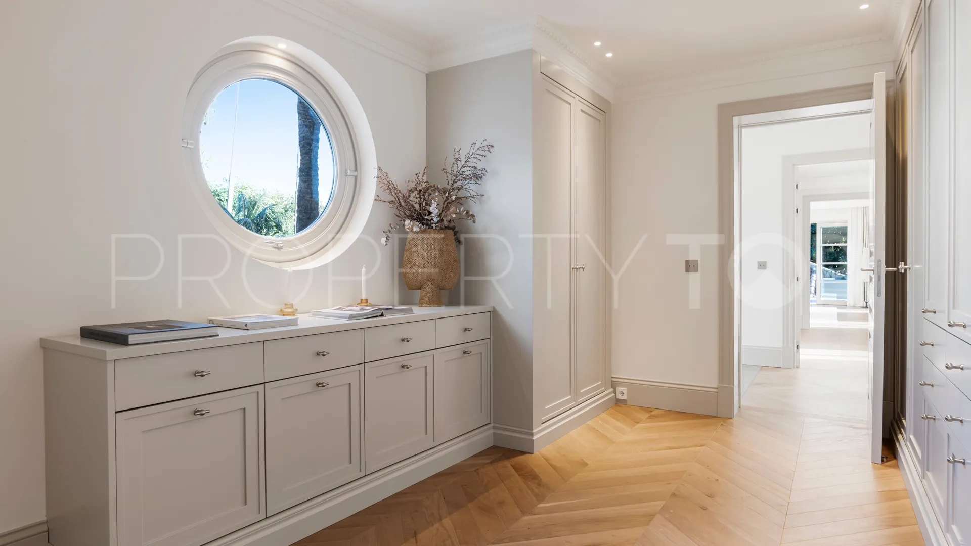For sale Nueva Andalucia villa with 5 bedrooms