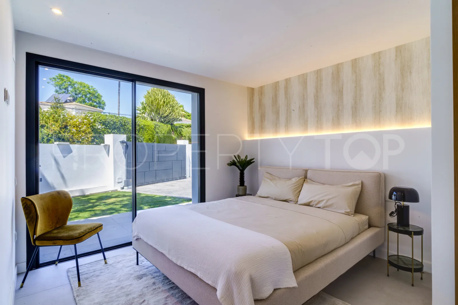 4 bedrooms villa in Elviria for sale