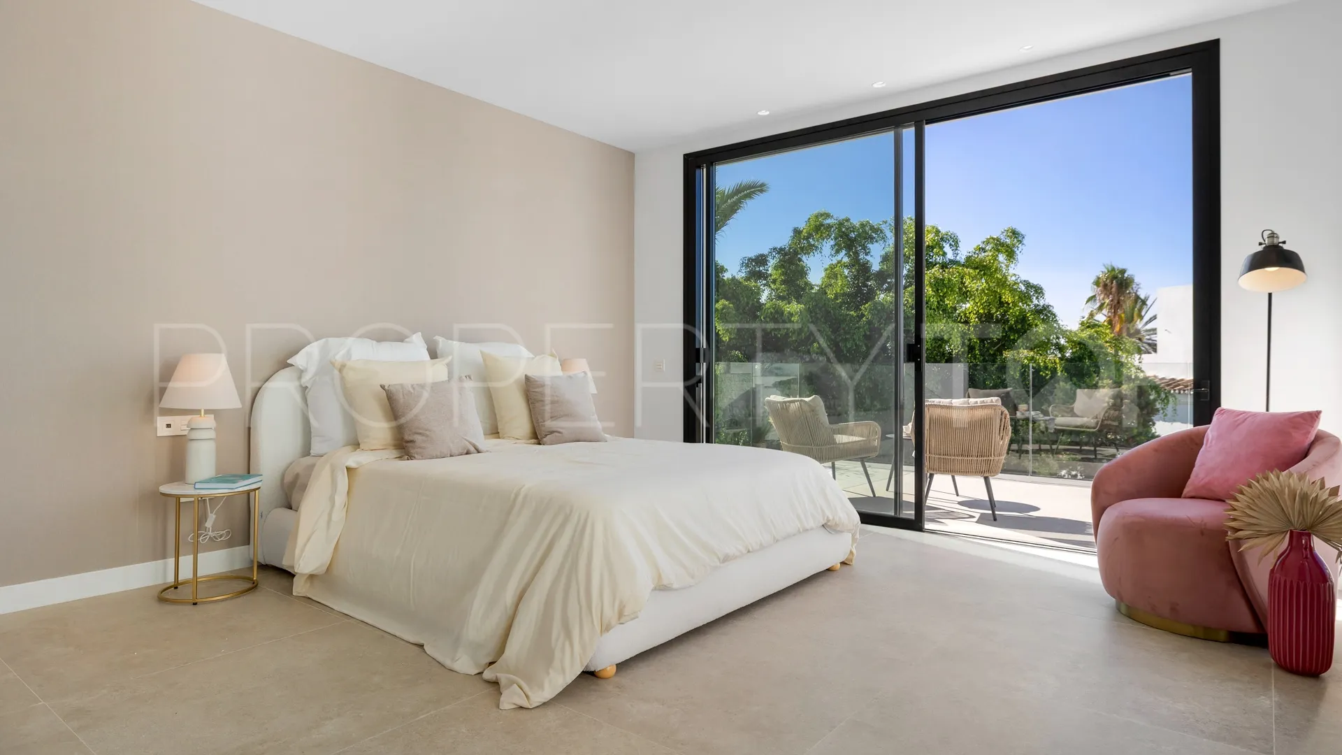 Villa en venta con 5 dormitorios en Marbesa