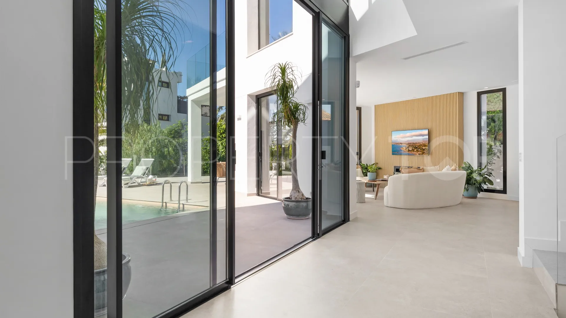 Villa en venta con 5 dormitorios en Marbesa