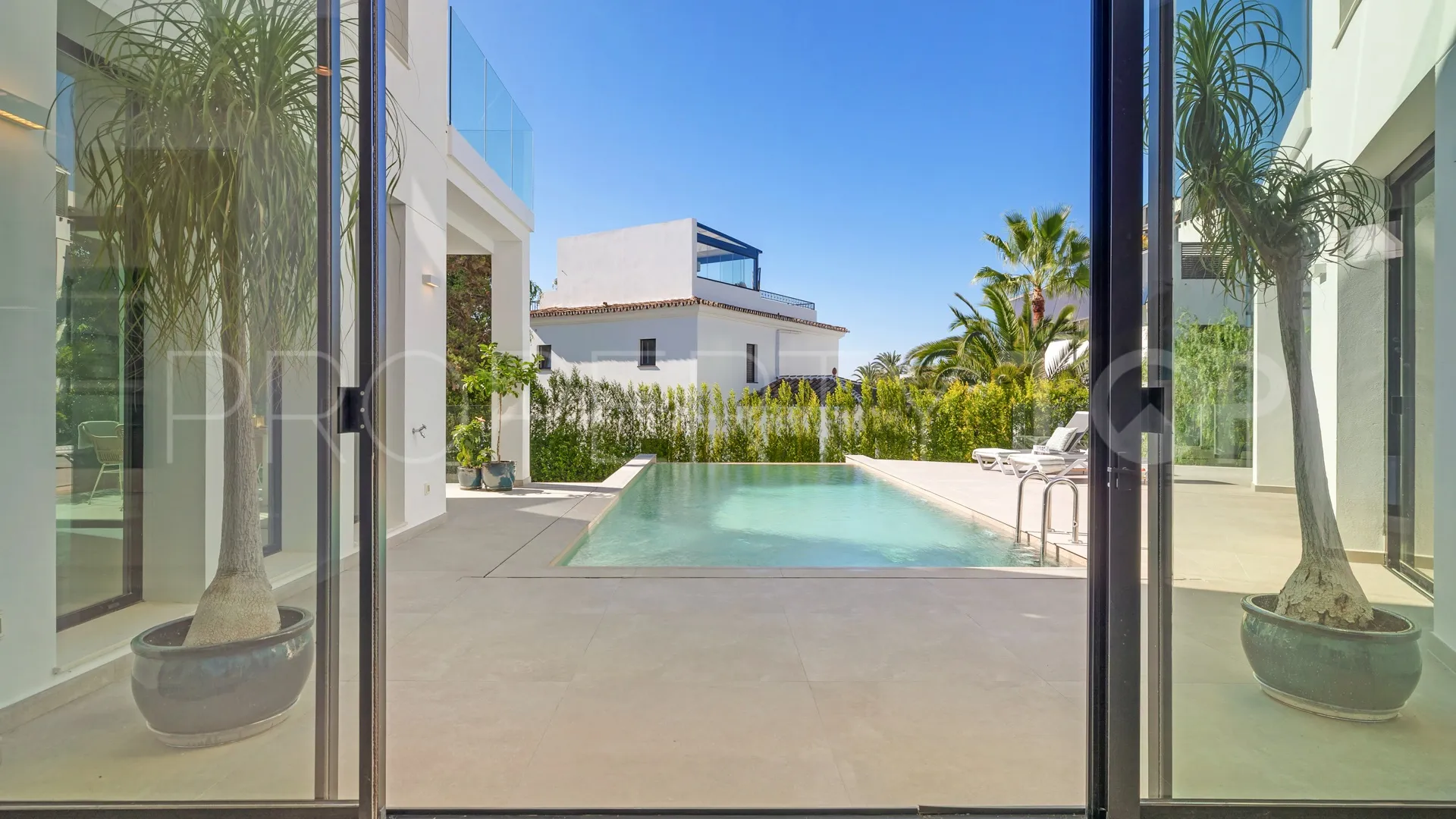 Villa en venta con 5 dormitorios en Marbesa