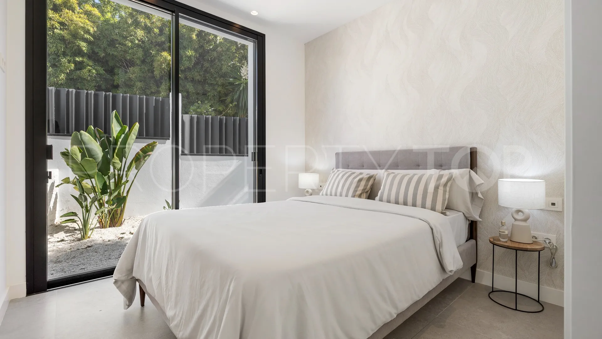 Villa en venta con 5 dormitorios en Marbesa