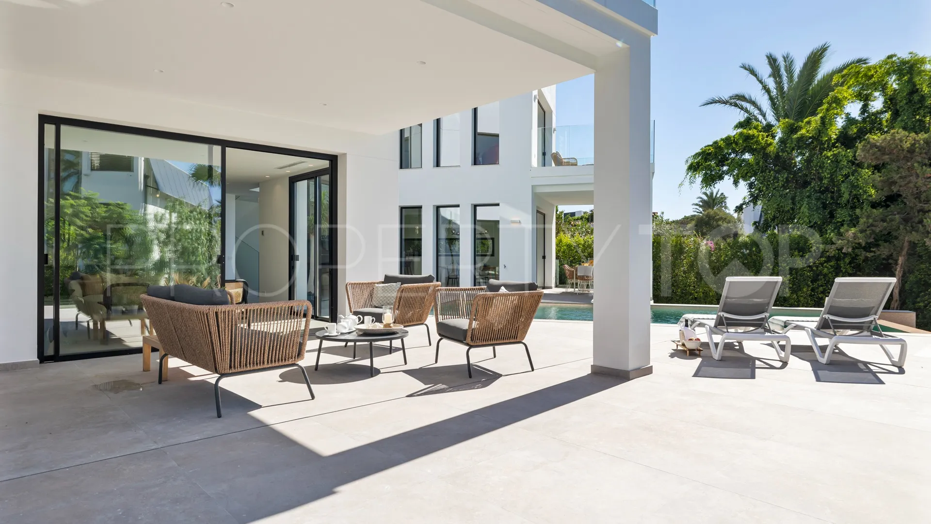 Villa en venta con 5 dormitorios en Marbesa