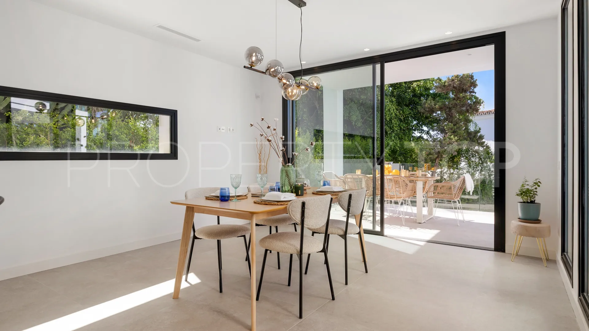 Villa en venta con 5 dormitorios en Marbesa