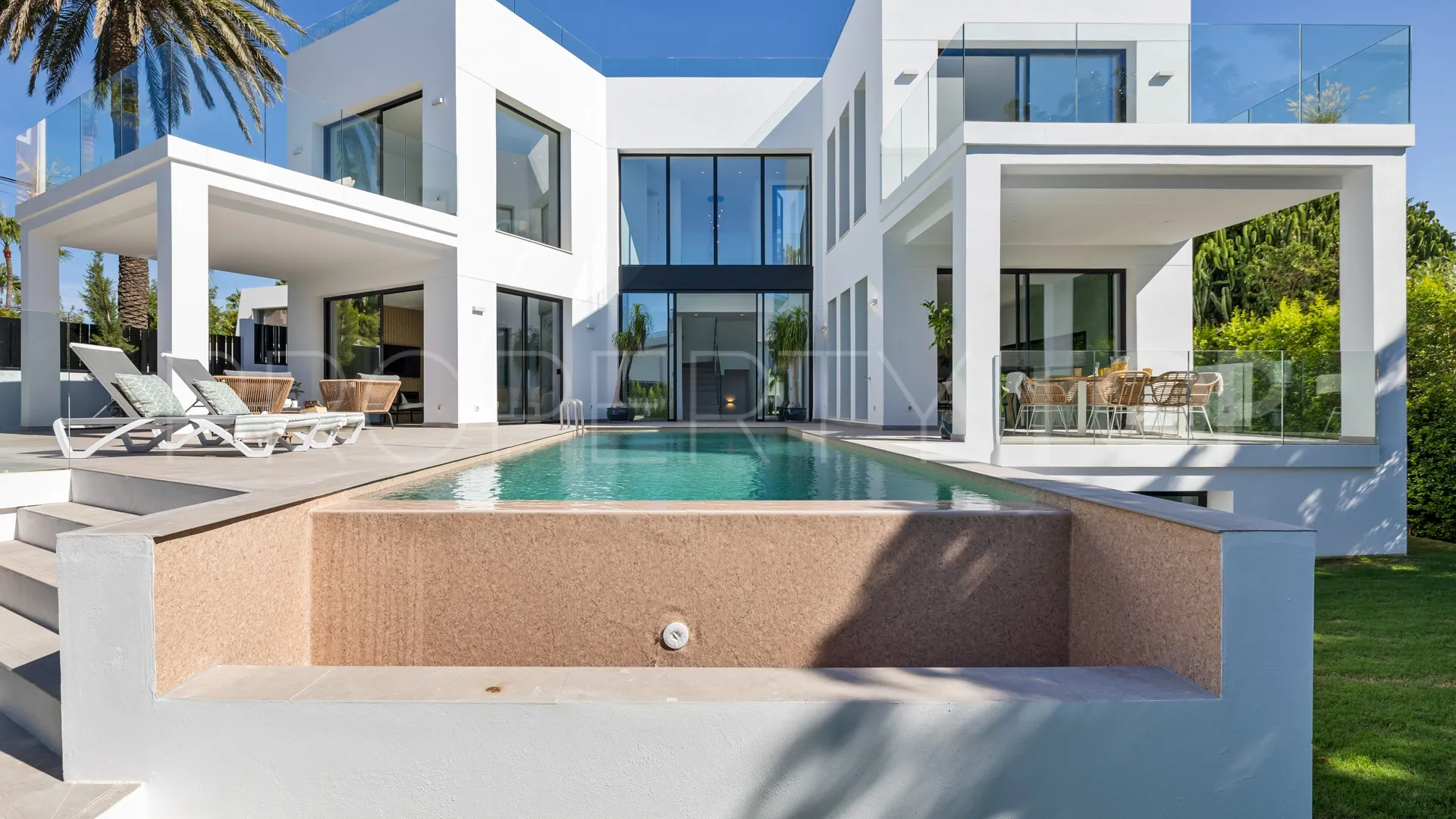 Villa en venta con 5 dormitorios en Marbesa