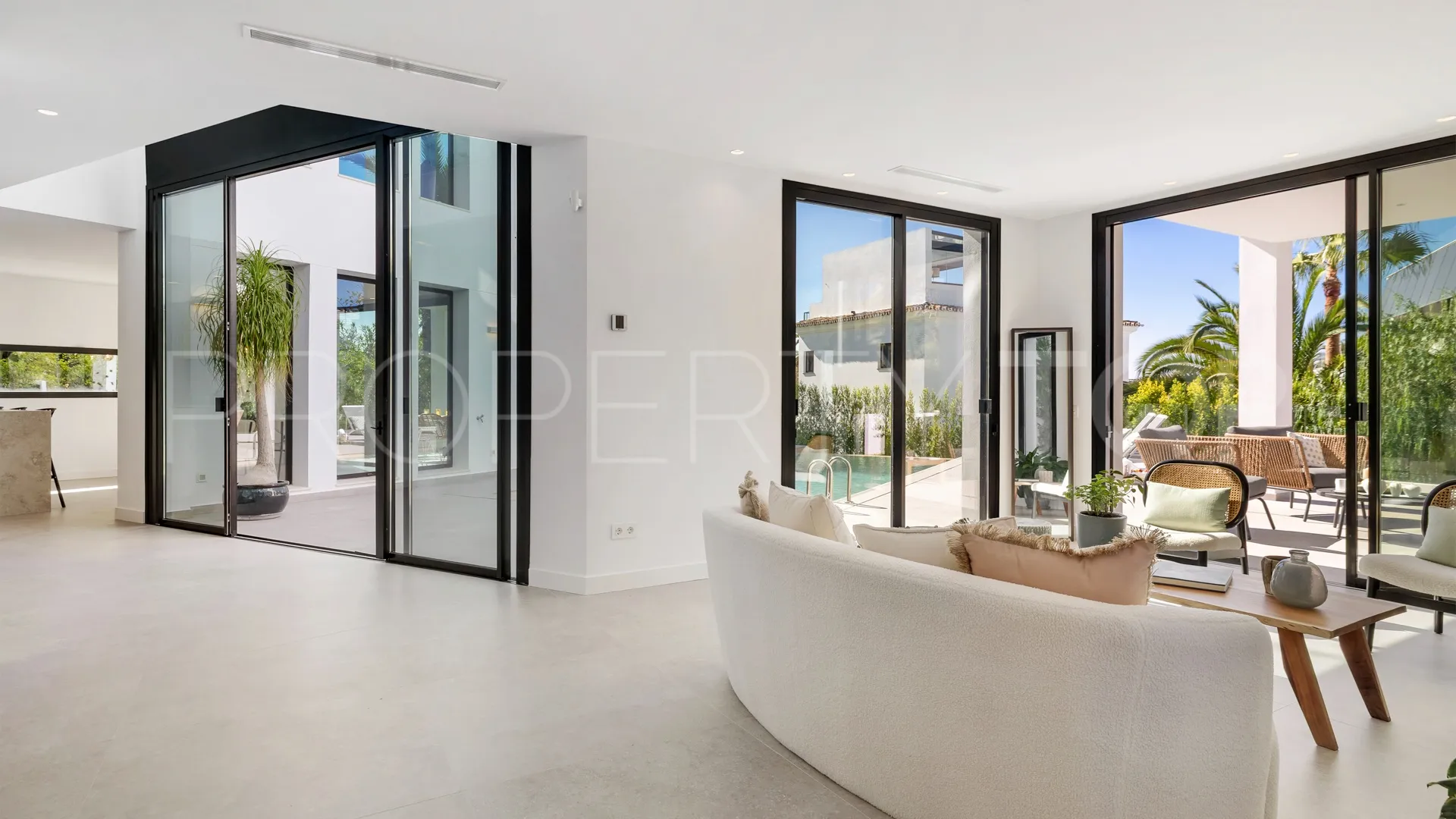 Villa en venta con 5 dormitorios en Marbesa