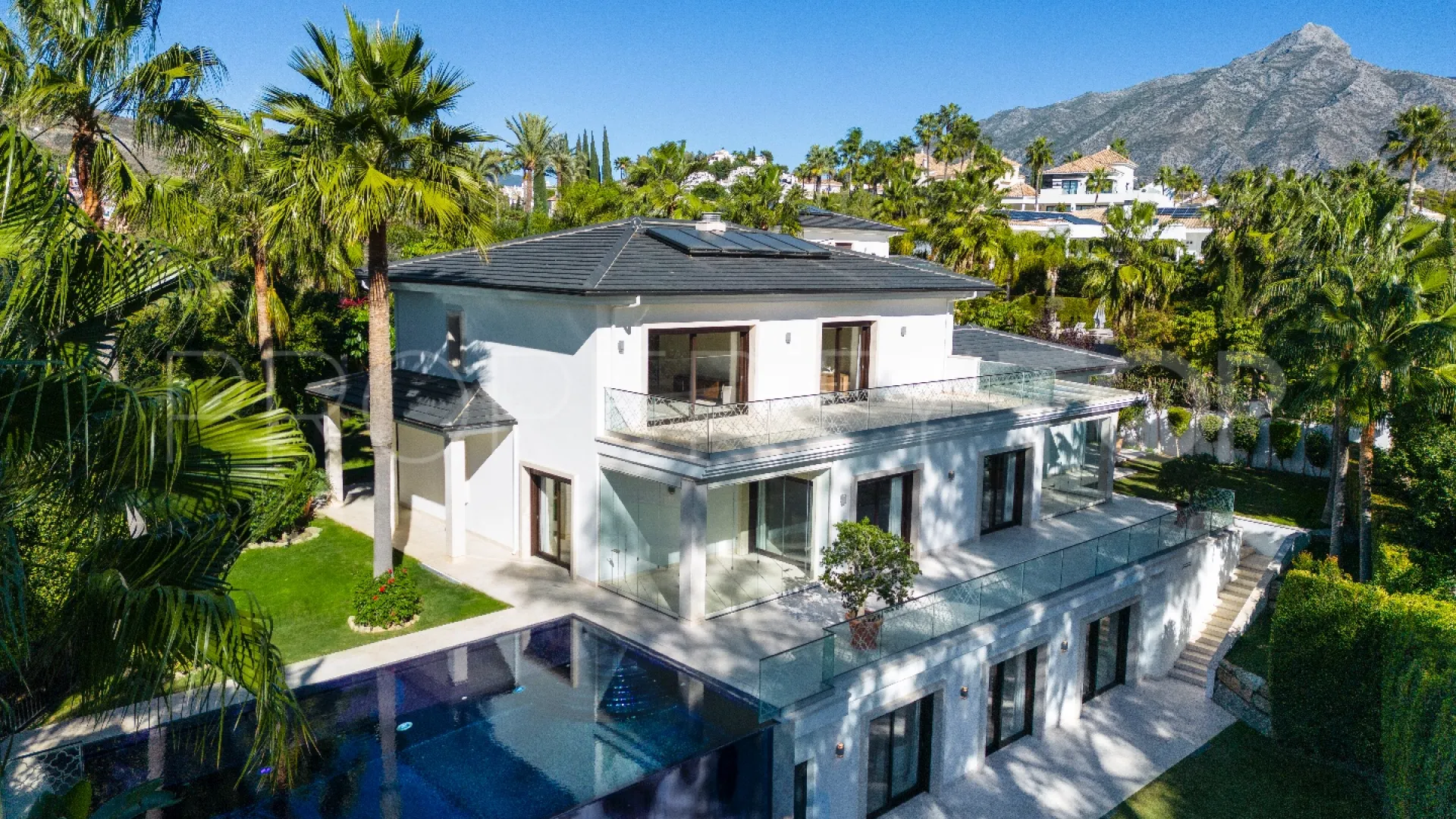 Nueva Andalucia, villa de 5 dormitorios en venta