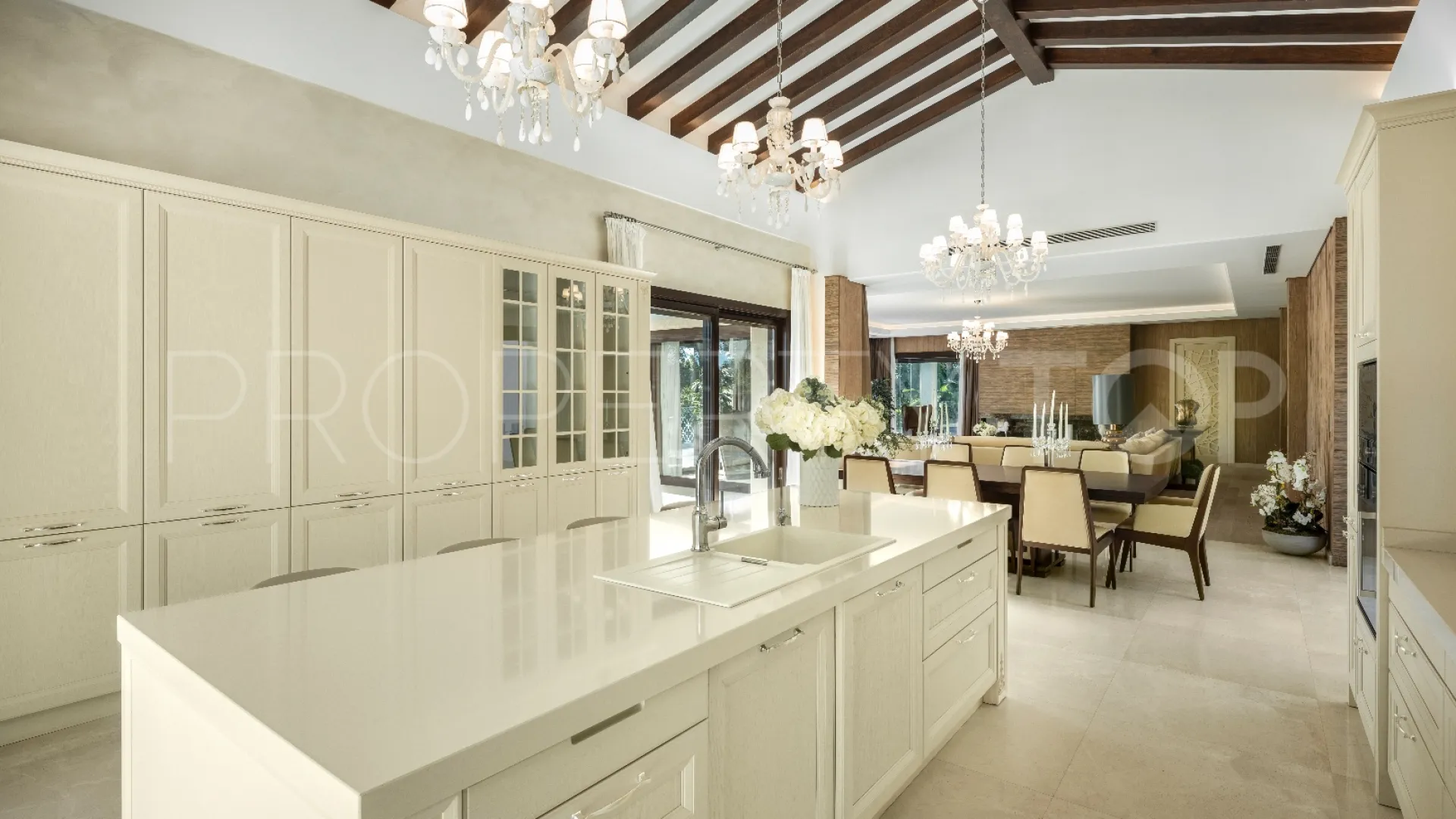 Nueva Andalucia, villa de 5 dormitorios en venta