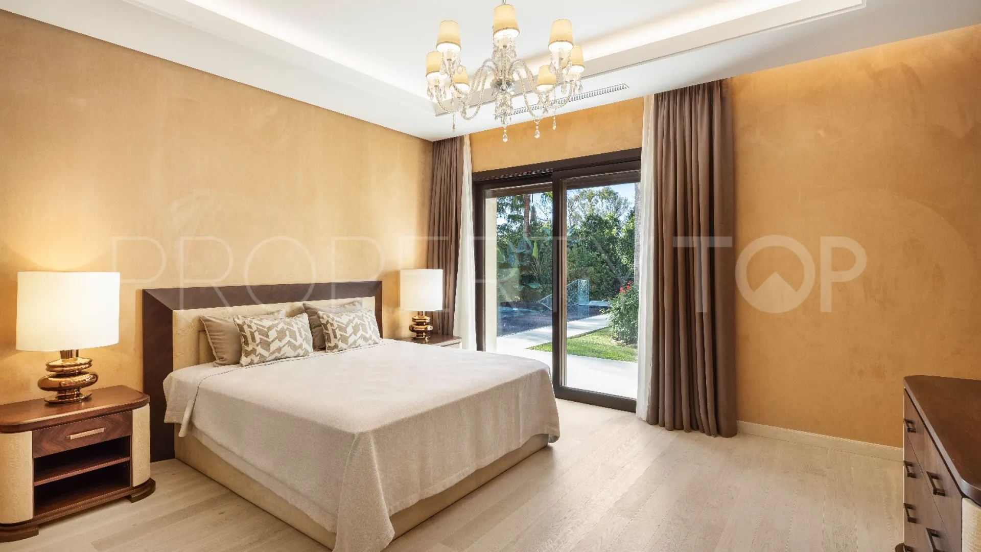 Nueva Andalucia, villa de 5 dormitorios en venta