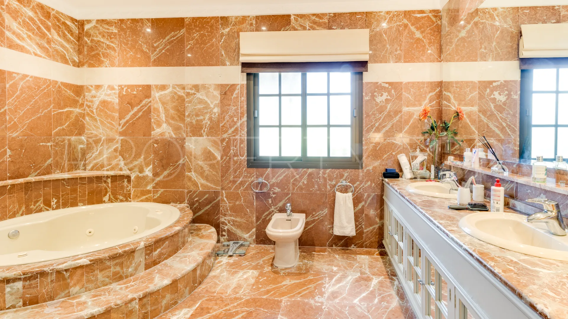 Zona D, villa de 5 dormitorios en venta