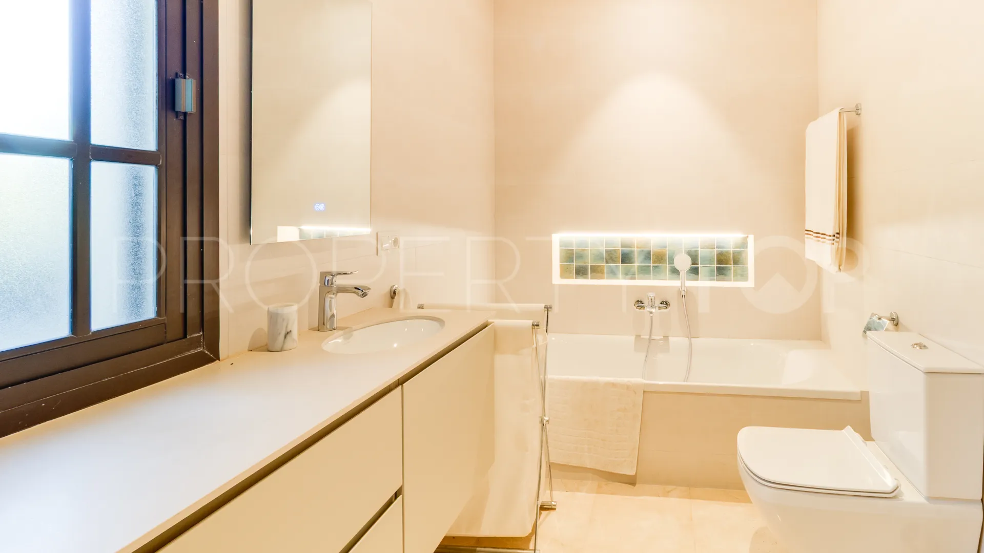 Zona D, villa de 5 dormitorios en venta