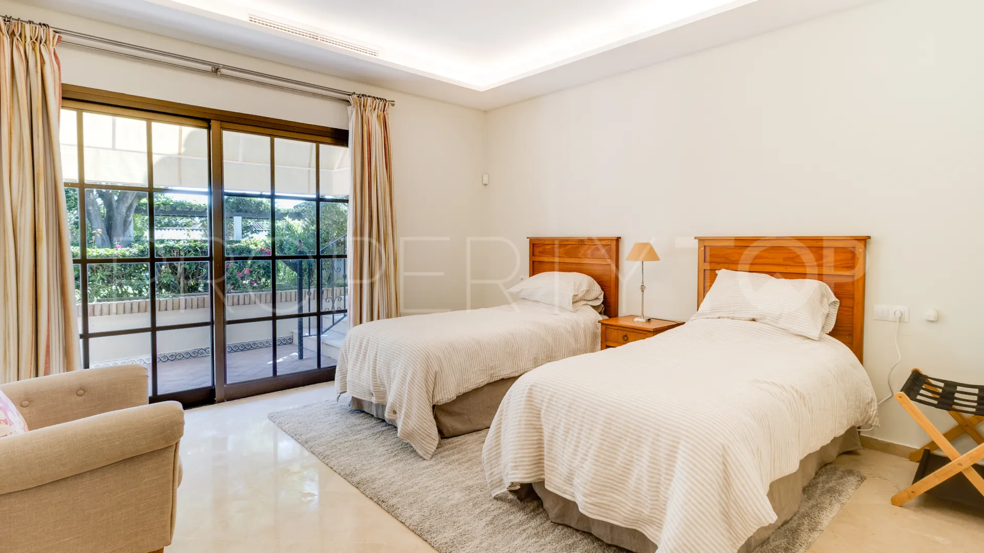 Zona D, villa de 5 dormitorios en venta