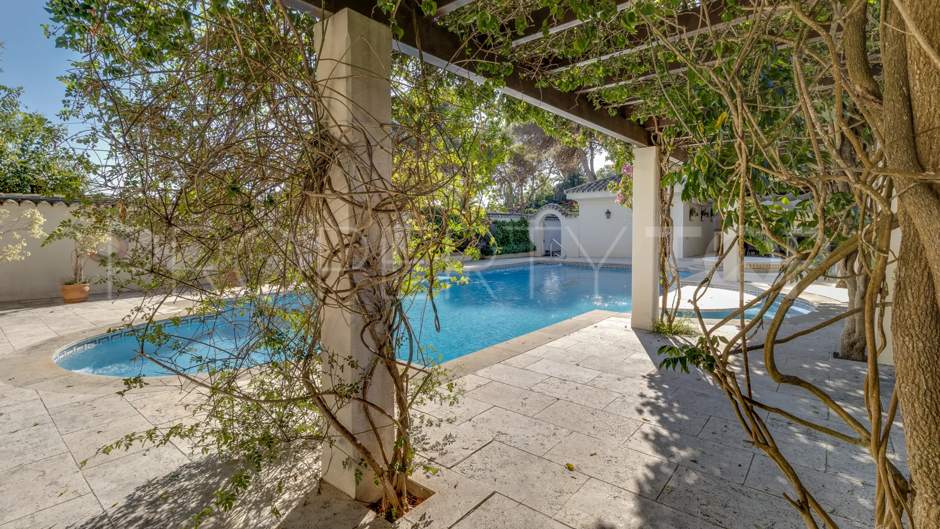 Zona D, villa de 5 dormitorios en venta