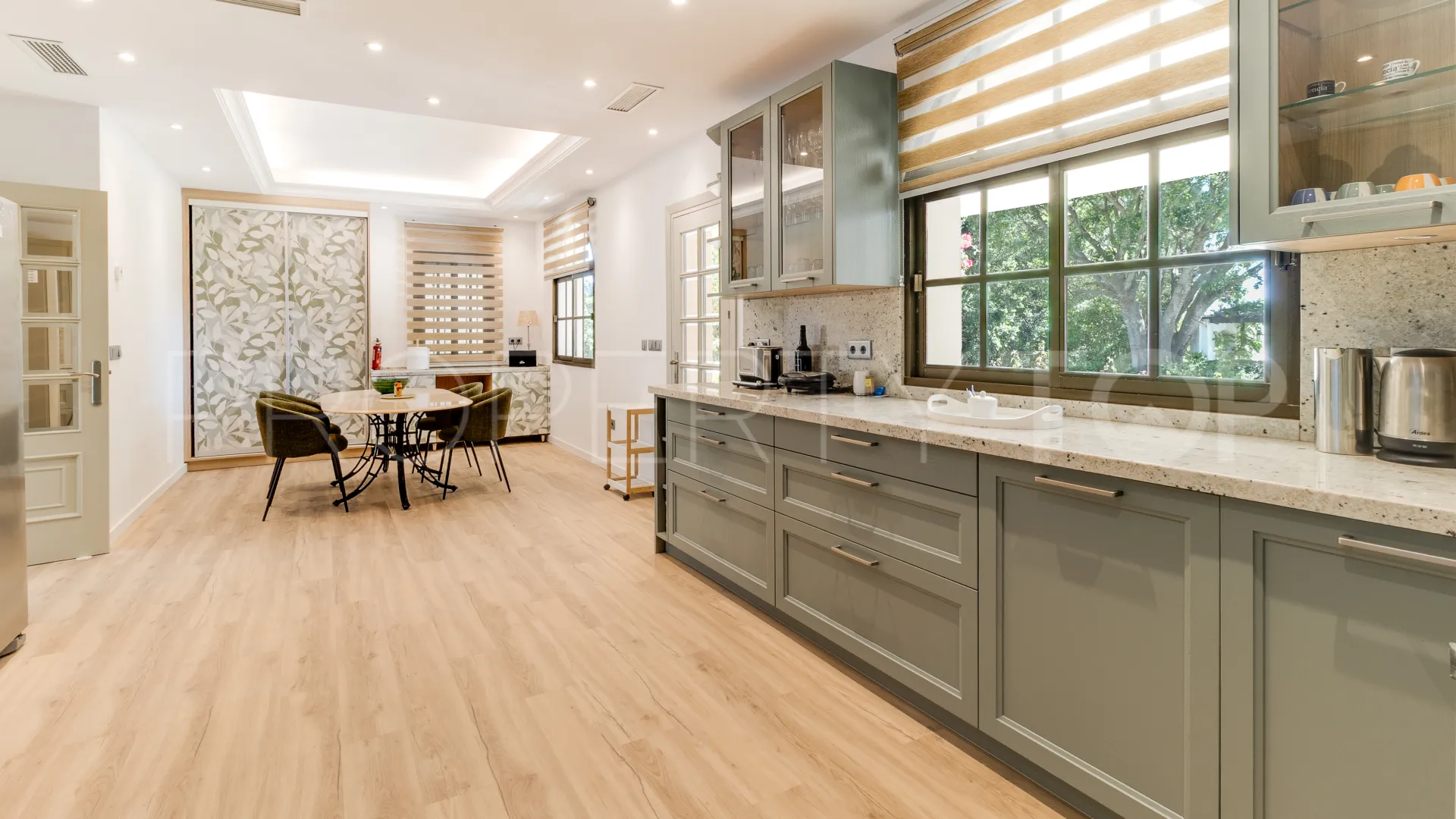 Zona D, villa de 5 dormitorios en venta