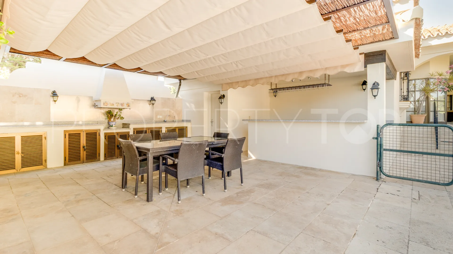 Zona D, villa de 5 dormitorios en venta