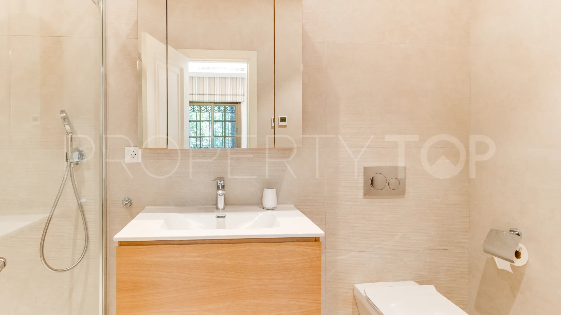 Zona D, villa de 5 dormitorios en venta