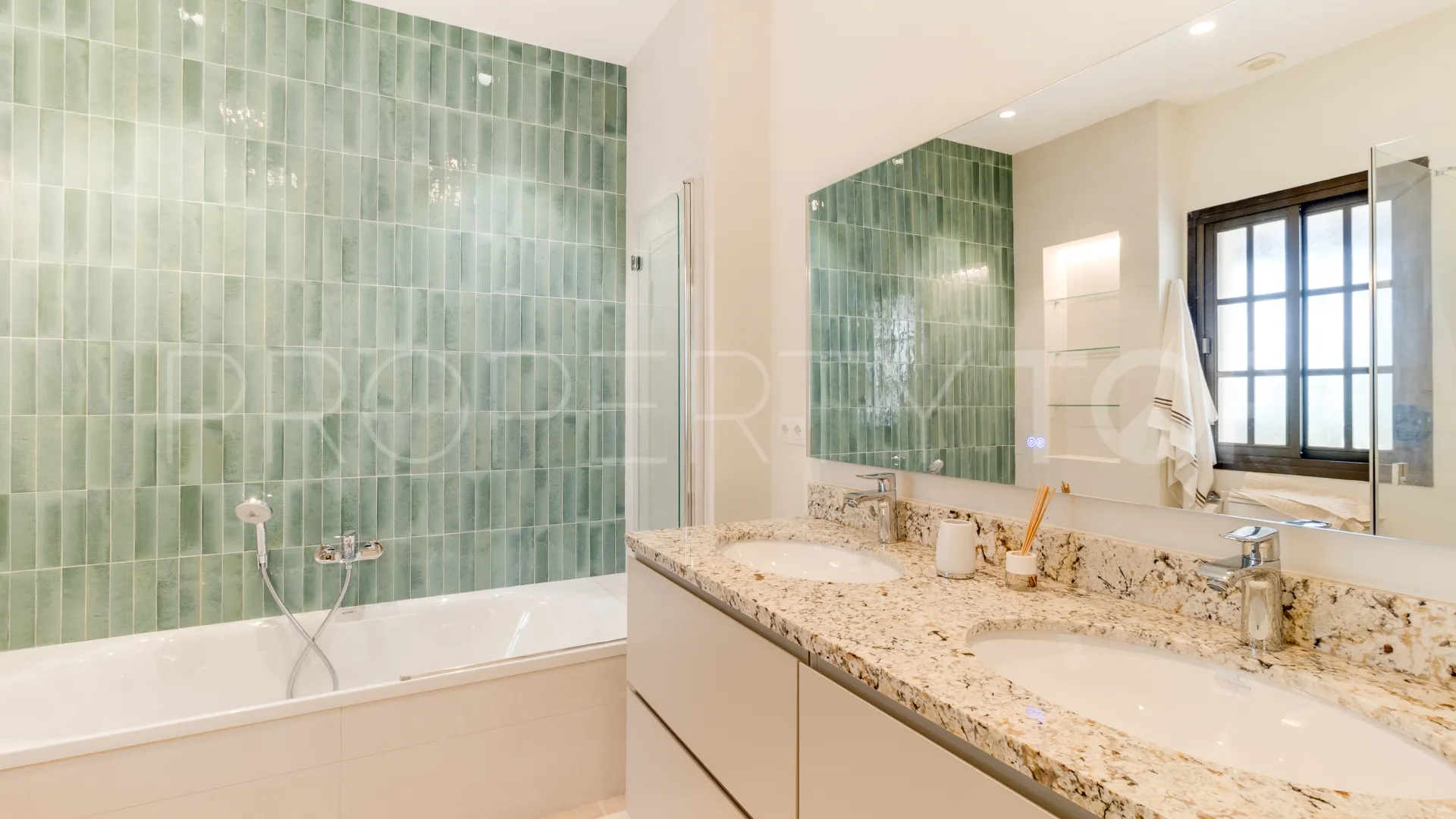 Zona D, villa de 5 dormitorios en venta