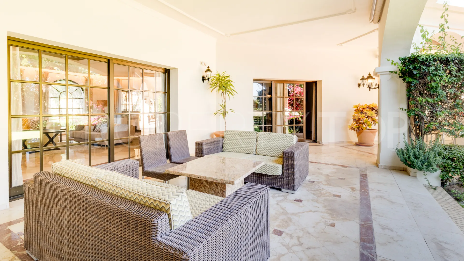 Zona D, villa de 5 dormitorios en venta