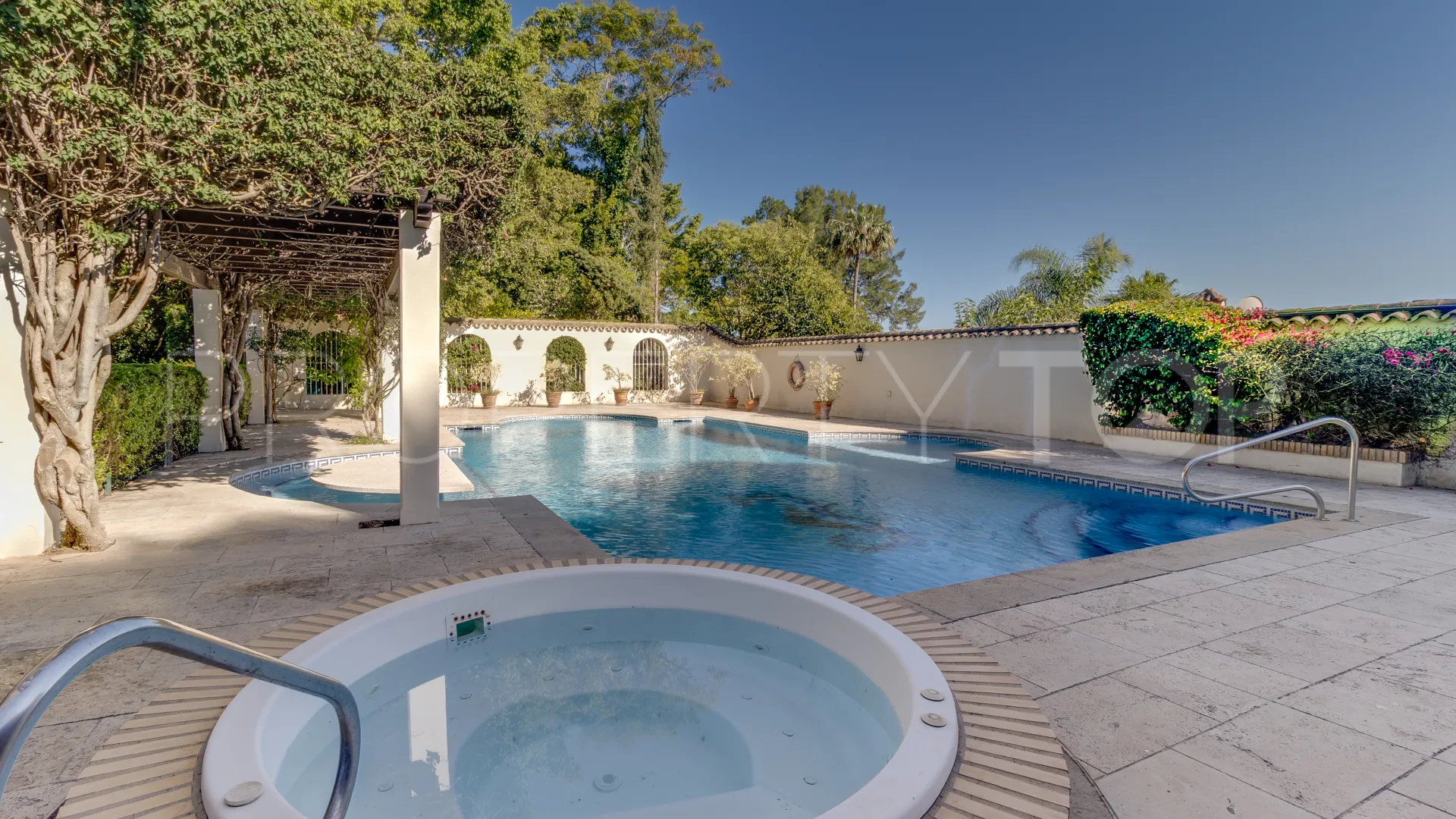 Zona D, villa de 5 dormitorios en venta