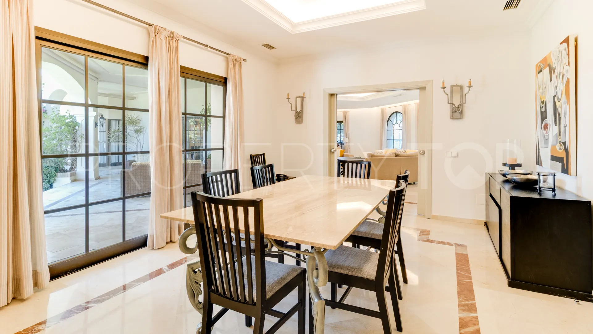 Zona D, villa de 5 dormitorios en venta
