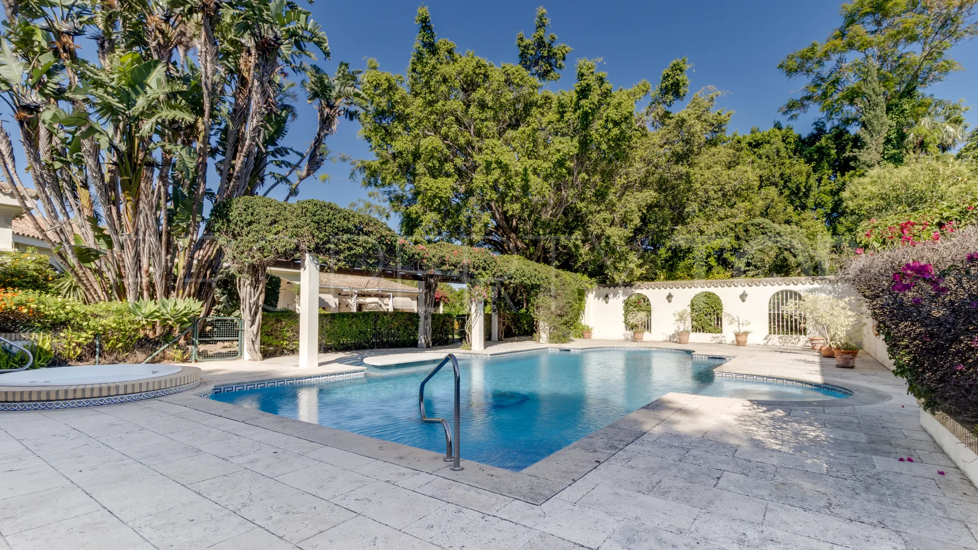 Zona D, villa de 5 dormitorios en venta