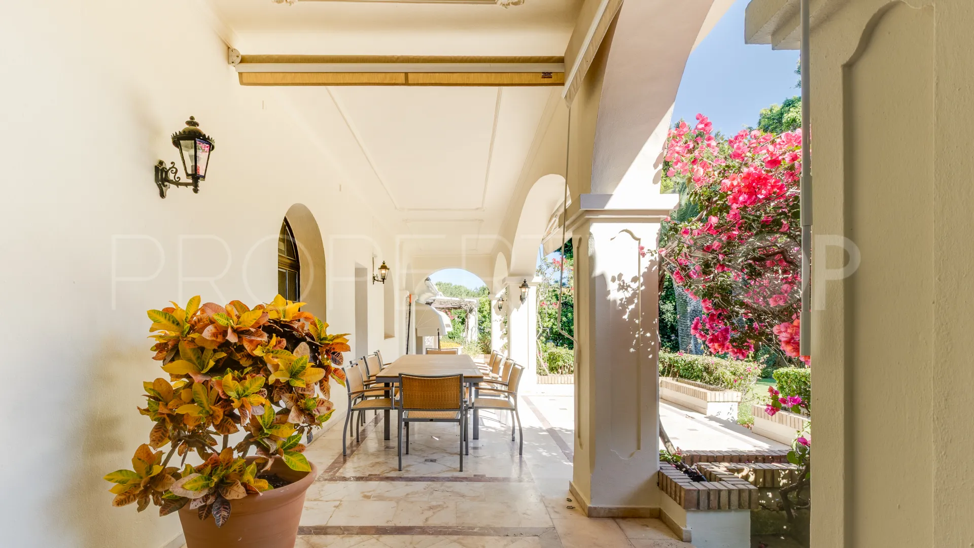 Zona D, villa de 5 dormitorios en venta