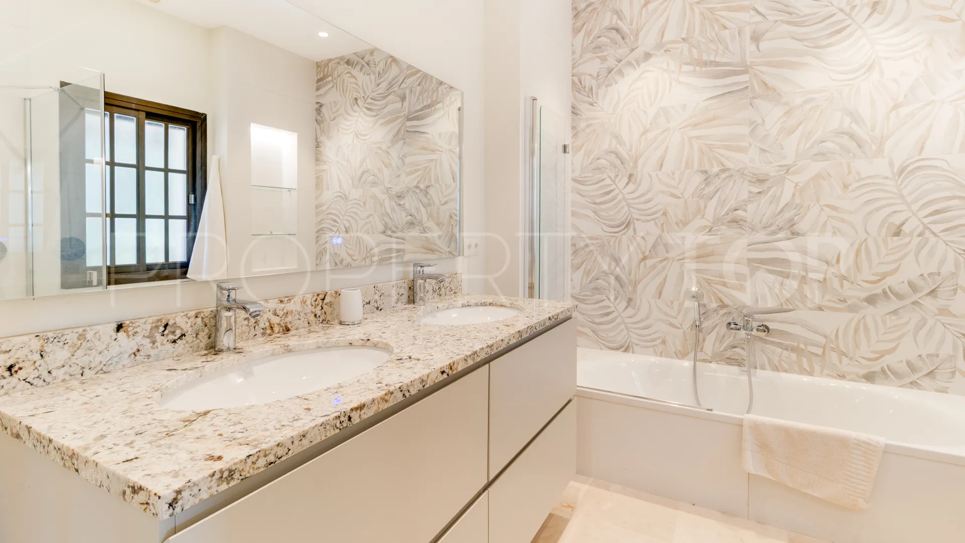 Zona D, villa de 5 dormitorios en venta