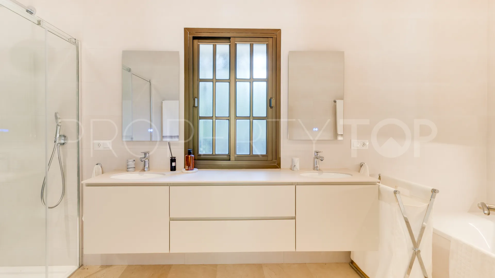 Zona D, villa de 5 dormitorios en venta