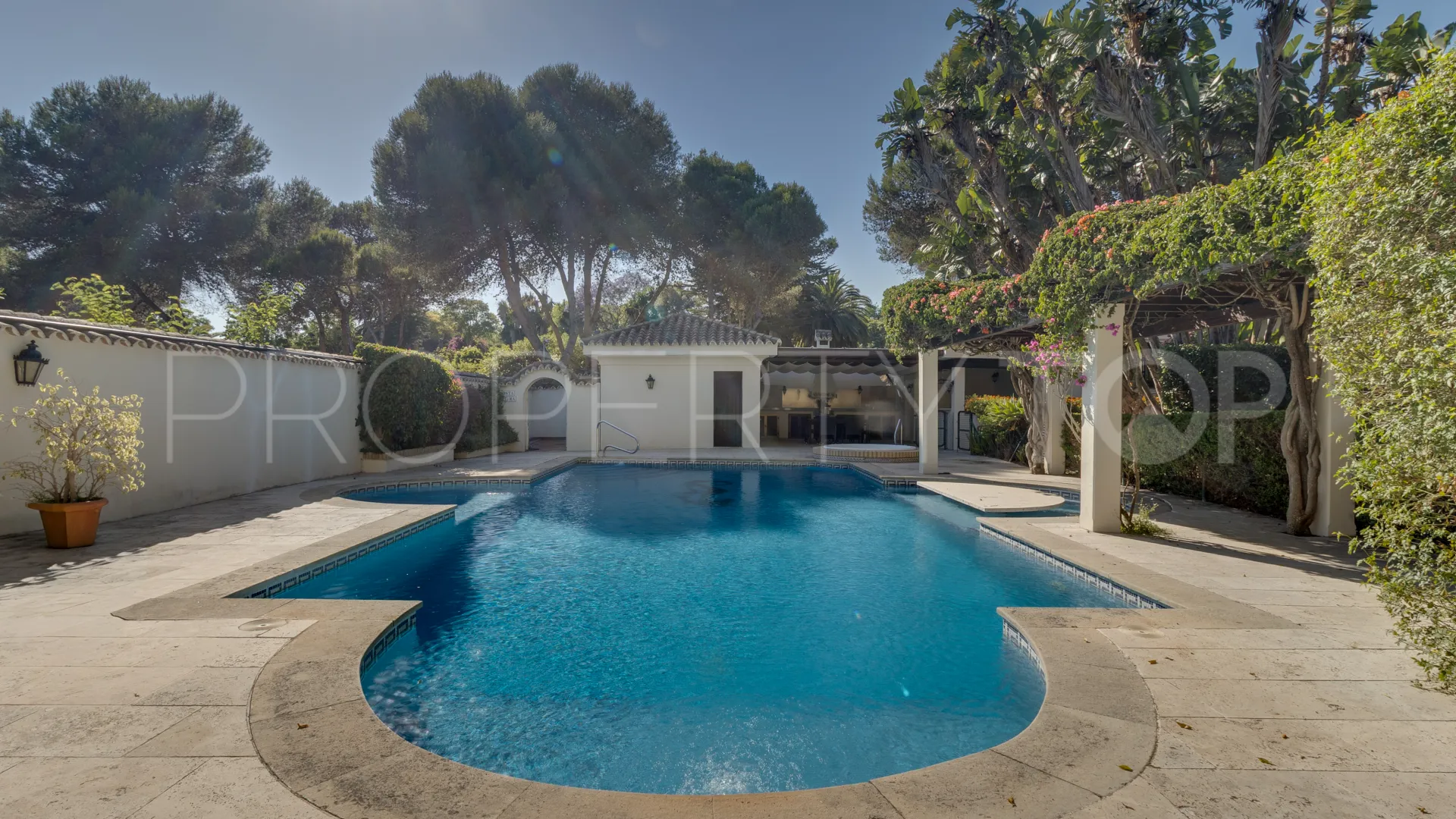 Zona D, villa de 5 dormitorios en venta