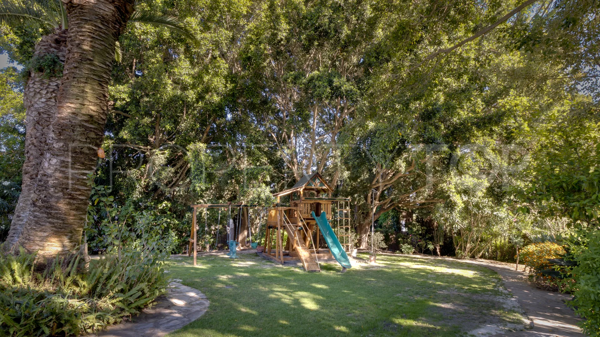 Zona D, villa de 5 dormitorios en venta
