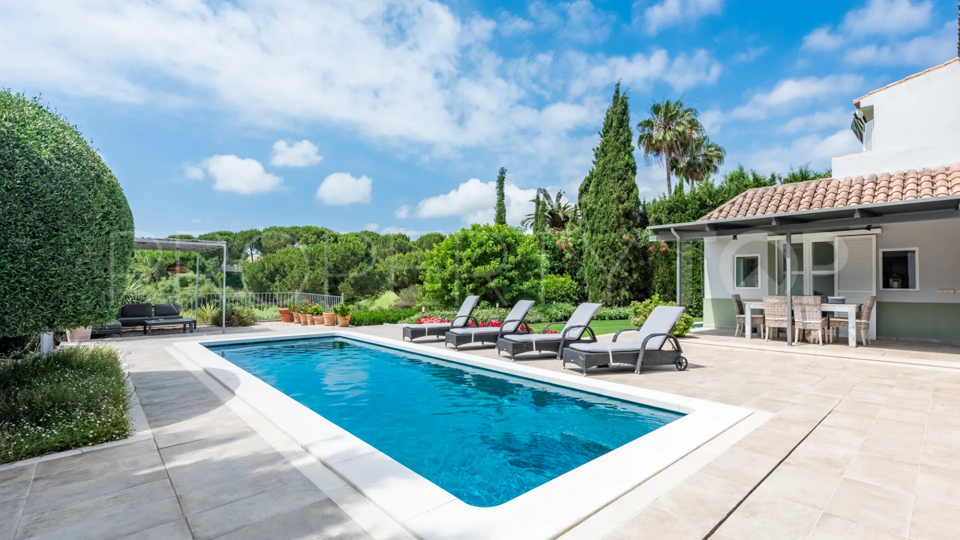 Zona F, villa en venta con 4 dormitorios