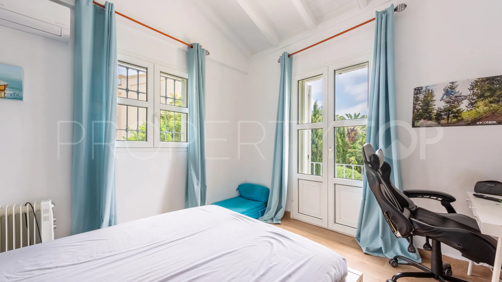 Zona F, villa en venta con 4 dormitorios