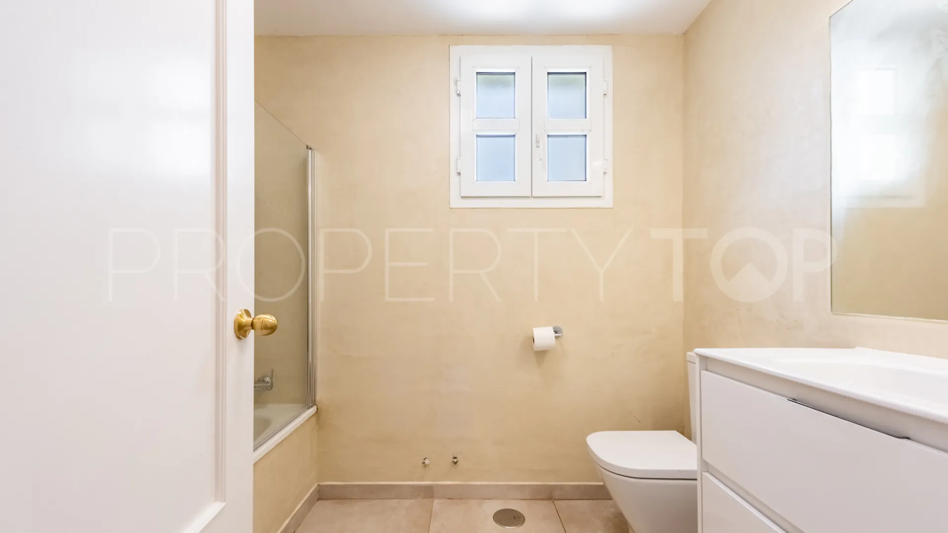 Zona F, villa en venta con 4 dormitorios