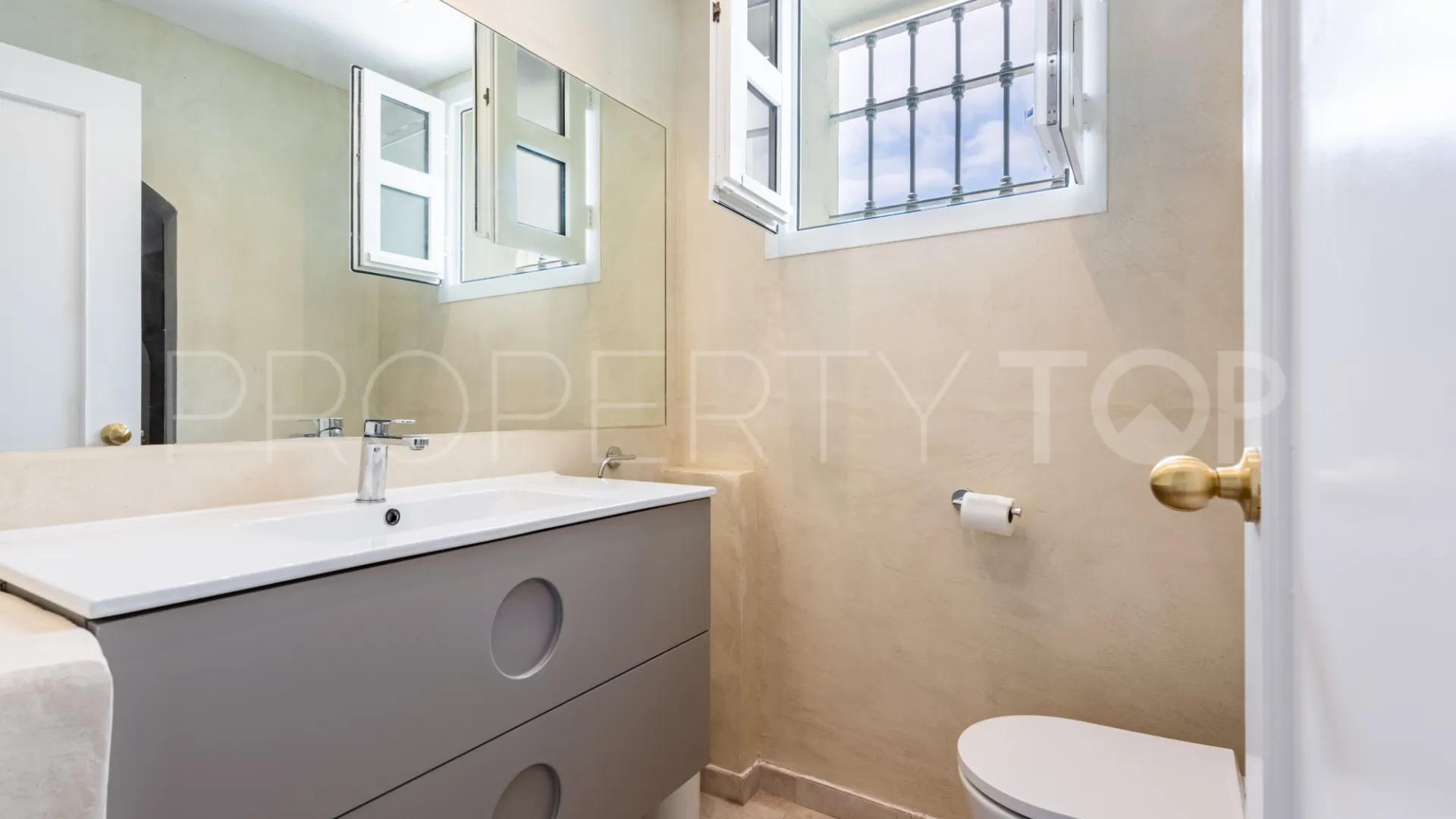 Zona F, villa en venta con 4 dormitorios