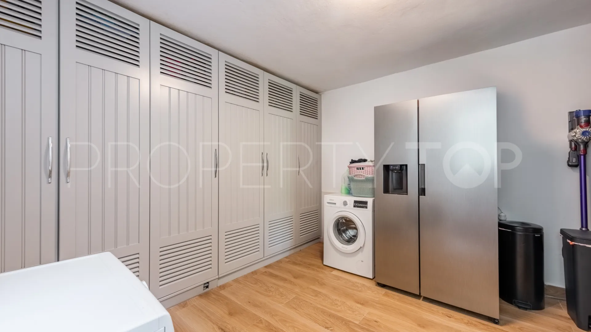 Zona F, villa en venta con 4 dormitorios