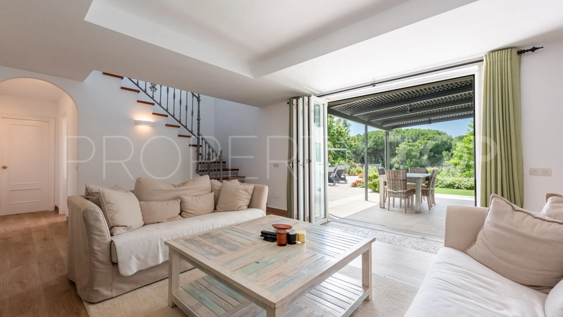Zona F, villa en venta con 4 dormitorios