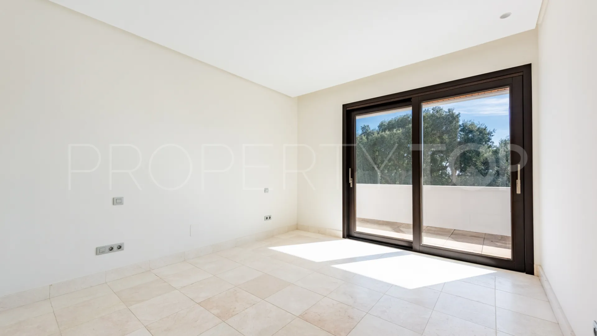 Buy duplex penthouse in Hacienda de Valderrama with 4 bedrooms