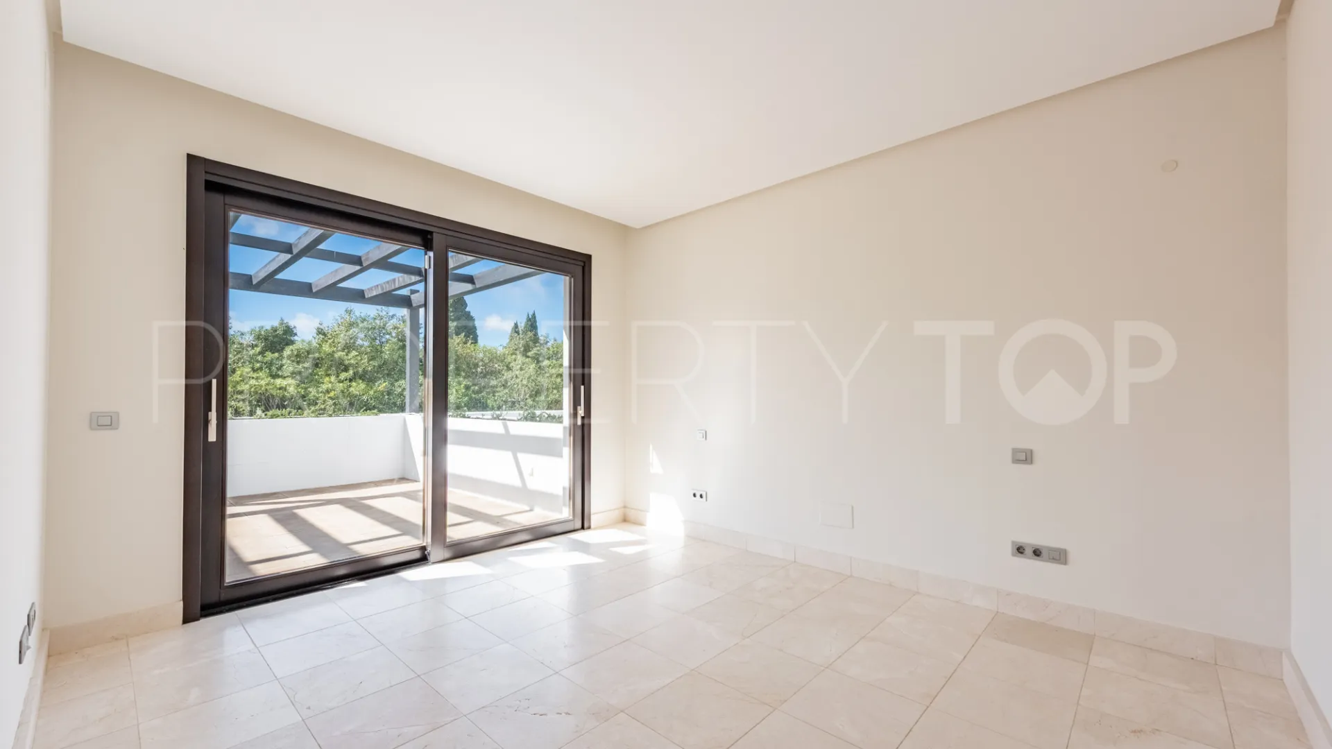 Buy duplex penthouse in Hacienda de Valderrama with 4 bedrooms