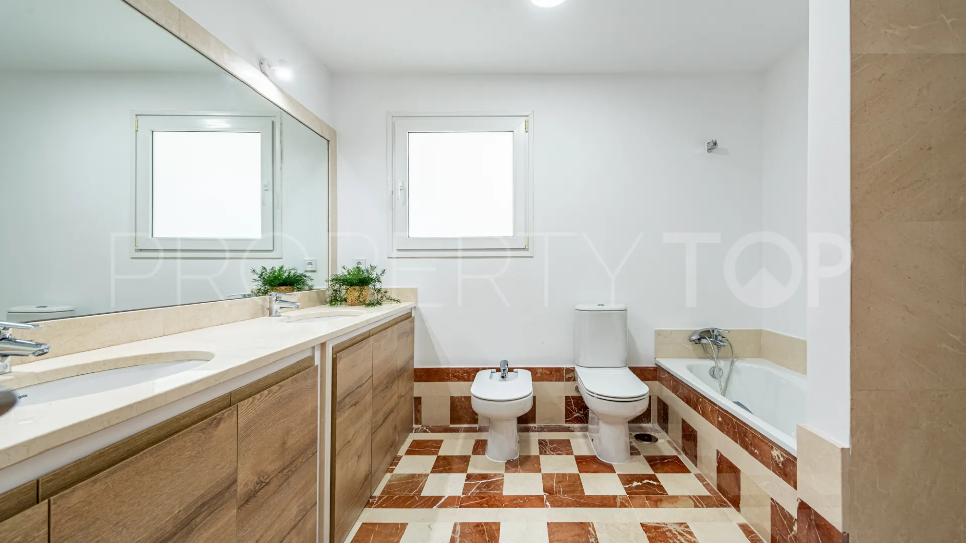 Villa de 4 dormitorios en venta en Zona L
