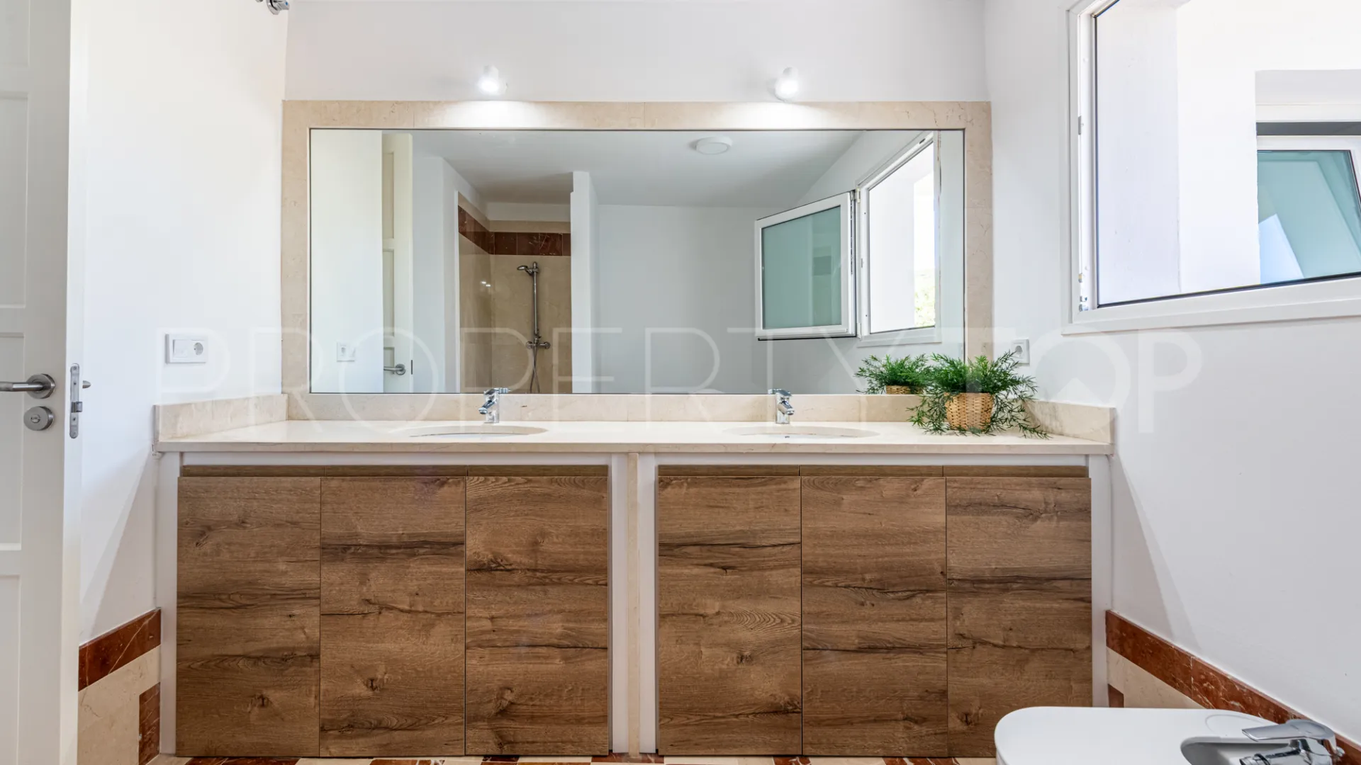 Villa de 4 dormitorios en venta en Zona L