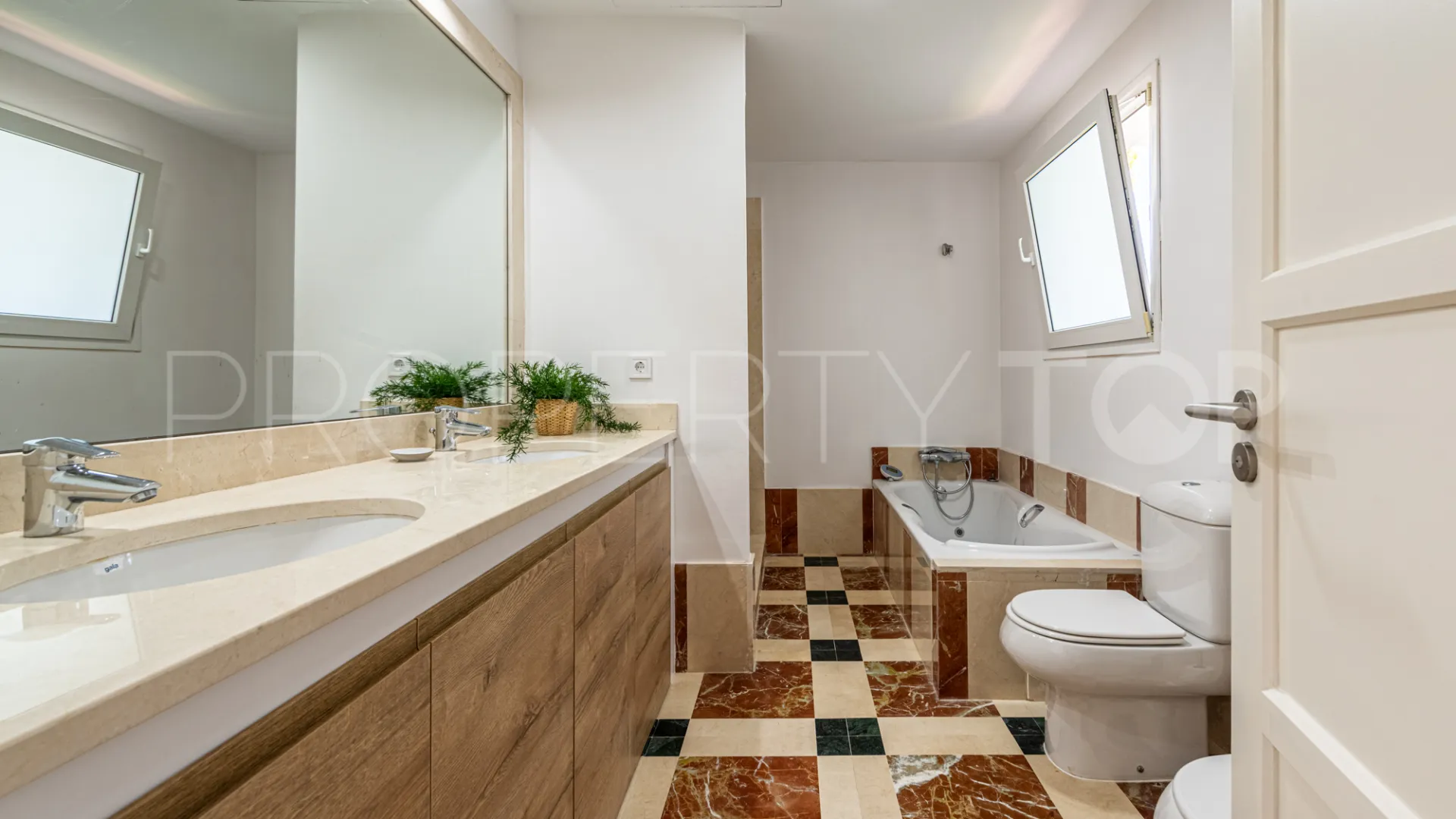Villa de 4 dormitorios en venta en Zona L