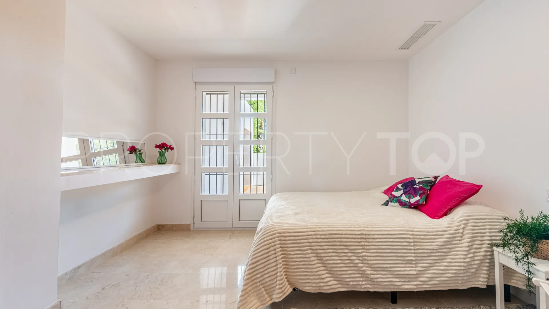 Villa de 4 dormitorios en venta en Zona L