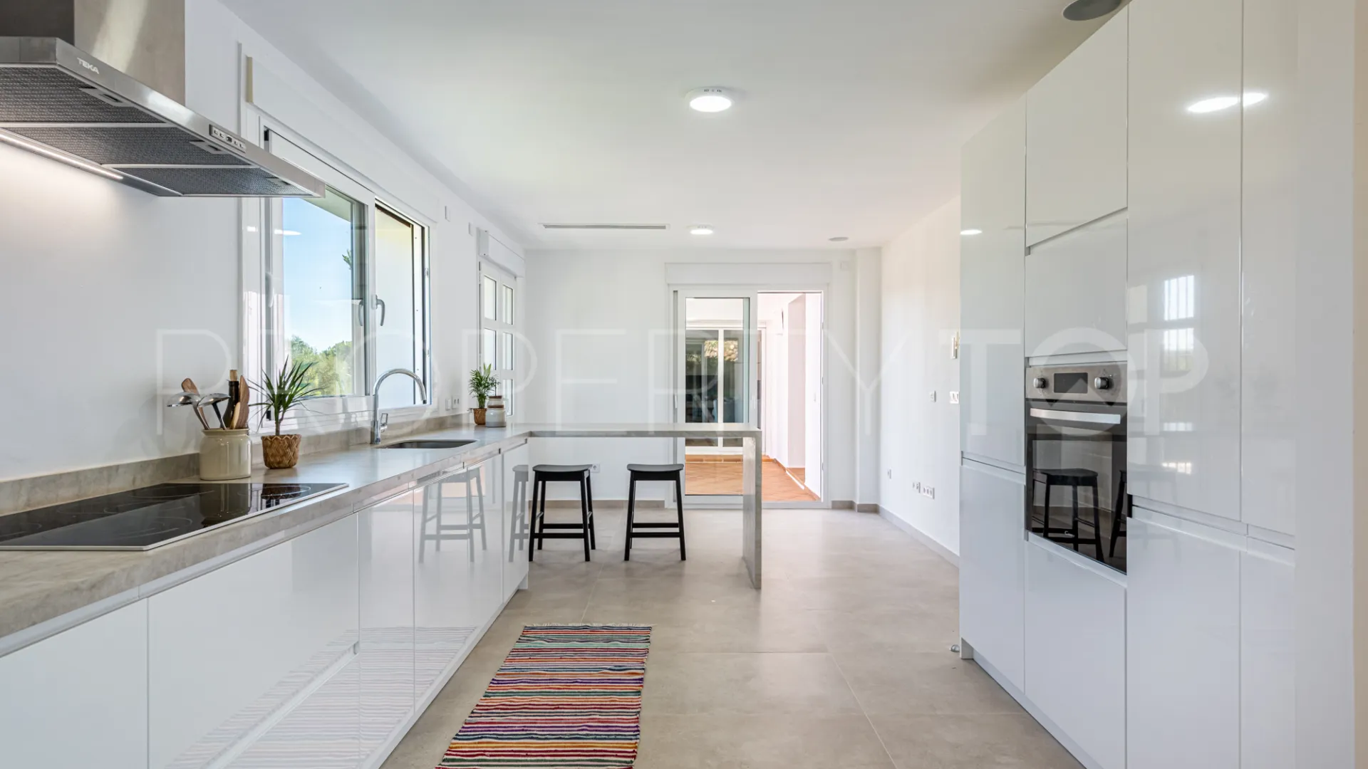 Villa de 4 dormitorios en venta en Zona L