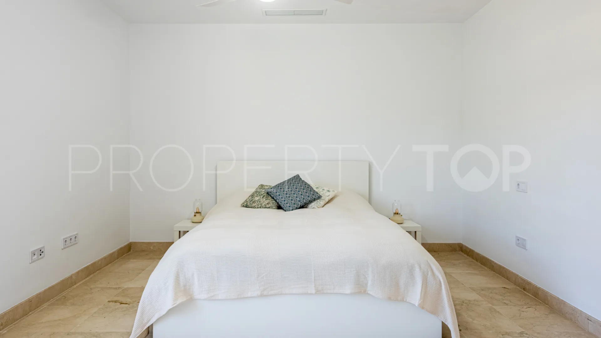 Villa de 4 dormitorios en venta en Zona L