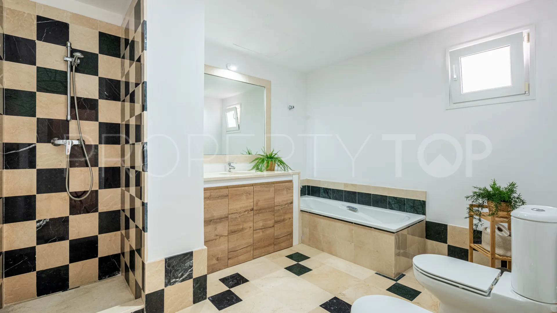 Villa de 4 dormitorios en venta en Zona L